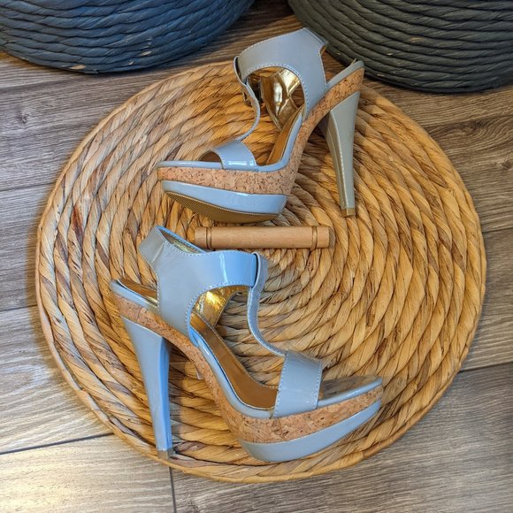 NWOT (W7) - ATMOSPHERE Grey Patent T-Strap Platform Sandal - Picture 4 of 13